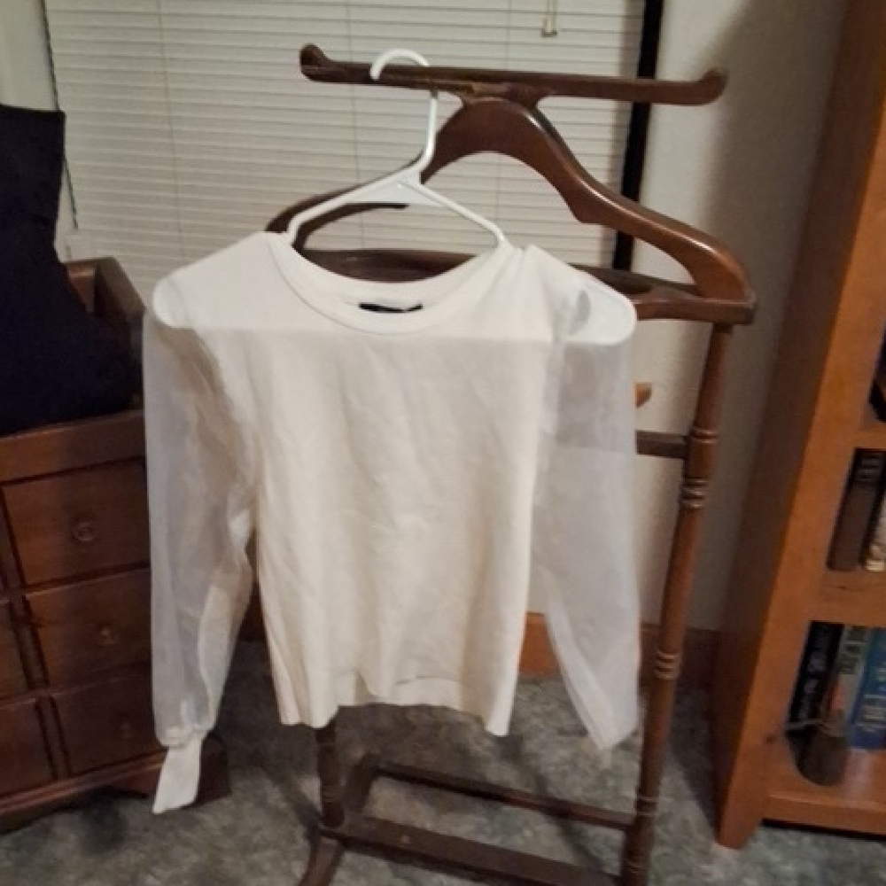 BEAUTIFUL NEVER WORN White Sheer Sleeve Sweater